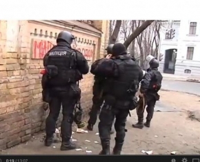 «Бойцы беркута и спецподразделений стреляют в митингующих возле метро Хрещатик 20-21 02.2014»