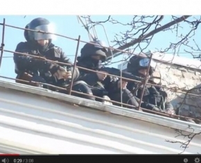 Відео, зняте 18 лютого у Києві Віктором Тимченко ("Капітан Немо"). Беркутівці з даху (на розі вул. Інстиутської і Шовковичної)