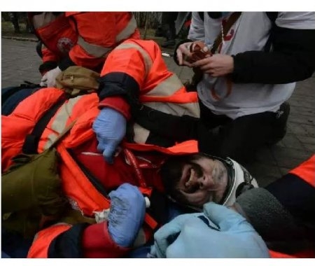 поранений медик червоного хреста