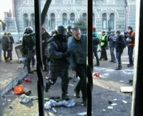 Маловідоме моторошне відео з 18 лютого, зняте у проході до одного з будинків на Інститутській навпроти Нацбанку.