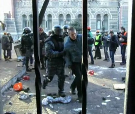 Маловідоме моторошне відео з 18 лютого, зняте у проході до одного з будинків на Інститутській навпроти Нацбанку.