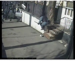 Розправа беркутів над оператором і журналістом у лютому 2014-го.