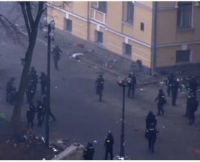 Відео наступу майданівців і розстрілу беззбройних людей "чорною ротою" беркуту біля Жовтневого палацу 